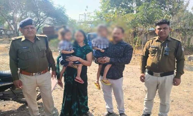 स्कूल-के-लिए-तैयार-होकर-घर-से-निकलकर-रास्ता-भटकी-दो-बालिकाओं-को-डायल-112-जवानों-ने-परिजनों-से-मिलाया