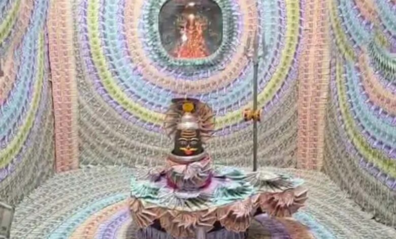 उज्जैन-के-शिव-मंदिर-को-1.31-करोड़-के-नोटों-से-सजाया,-भगवान-का-मुकुट-और-माला-भी-बने-नोटों-से