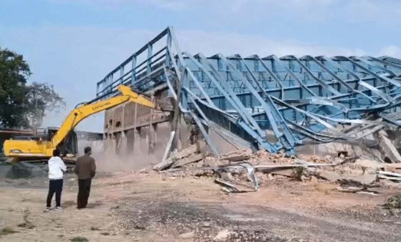 उज्जैन-में-शंकराचार्य-मठ-की-3-मंजिला-बिल्डिंग-पर-चला-बुलडोजर,-सिंहस्थ-2028-से-पहले-अतिक्रमण-हटाने-की-कार्रवाई