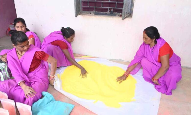 प्राकृतिक-रंगों-से-चमकेगी-होली,-स्व-सहायता-समूह-की-महिलाएं-बना-रहीं-प्राकृतिक-गुलाल