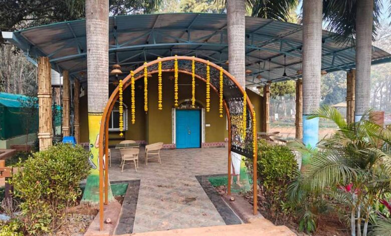 कचरे-के-ढेर-से-जनजातीय-अस्मिता-का-केंद्र:-डंपिंग-ग्राउंड-बना-‘जनजातीय-गौरव-वाटिका’