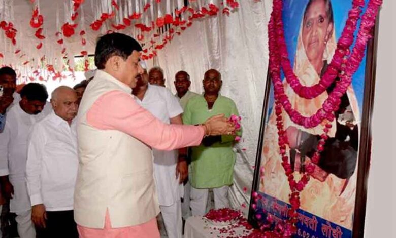 मुख्यमंत्री-डॉ.-यादव-ने-जलालपुर-पहुँचकर-विधायक-लोधी-की-माताजी-के-निधन-पर-शोक-संवेदनाएं-व्यक्त-कीं