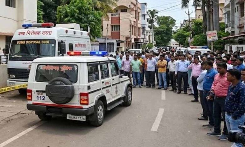 रायपुर-में-बम-धमकी-से-हड़कंप:-पासपोर्ट-कार्यालय-को-12-बमों-से-उड़ाने-की-चेतावनी,-ई-मेल-से-मचा-अलर्ट