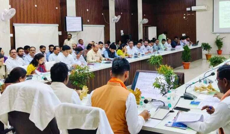 डीएमएफ-फंड-पर-सियासी-घमासान:-सांसद-विधायकों-ने-अधिकारियों-से-पूछा—बिना-अनुमति-कैसे-हुए-काम?