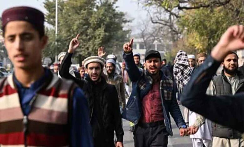 ईरान-पर-हमलों-के-खिलाफ-पाकिस्तान-में-प्रदर्शन,-रक्षा-मंत्री-ने-जताई-चिंता—‘जंग-हमारे-लिए-खतरनाक’