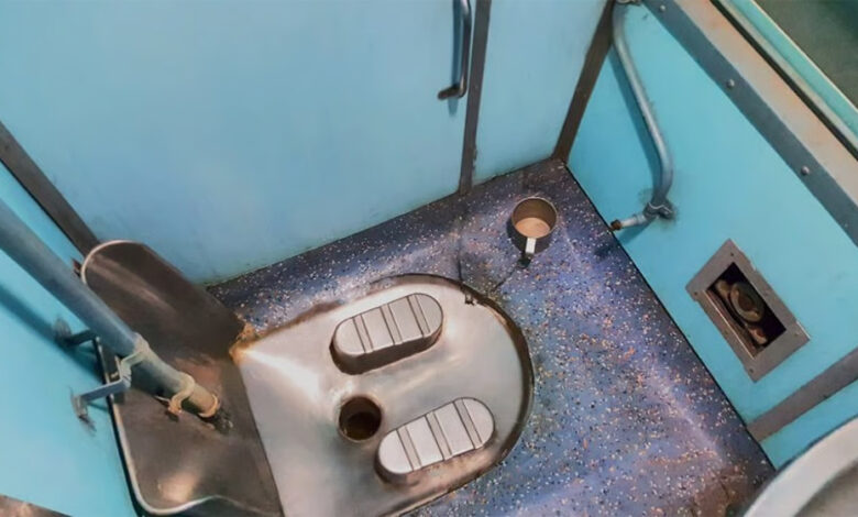 ट्रेन-के-टॉयलेट-से-हटेंगे-चेन-वाले-मग,-रेलवे-ने-लिया-बड़ा-फैसला