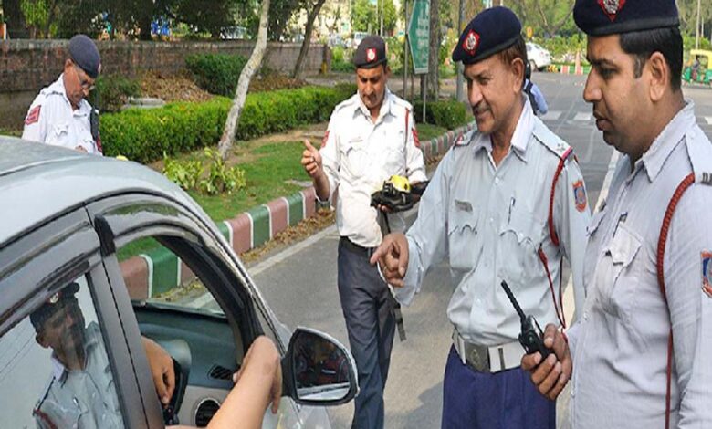 क्या पुरुष ट्रैफिक पुलिसकर्मी गाड़ी चला रही महिलाओं को नहीं रोक सकते?