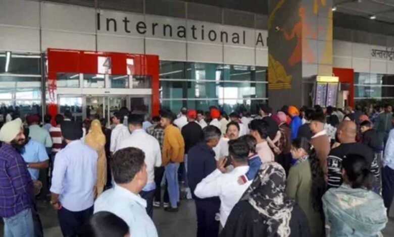 पश्चिम-एशिया-संकट-का-असर:-दिल्ली-एयरपोर्ट-पर-‘ब्लैक-फ्राइडे’,-104-अंतरराष्ट्रीय-उड़ानें-रद्द