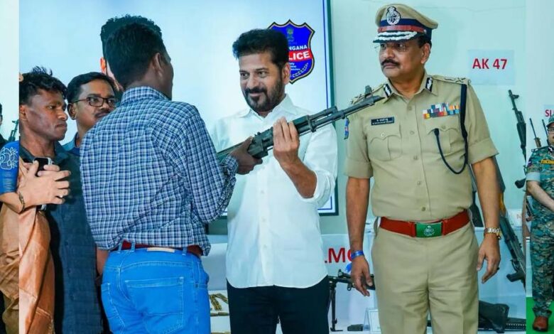 बस्तर-के-125-नक्सलियों-ने-तेलंगाना-में-डाले-हथियार,-करोड़ों-के-हथियार-सौंपे;-ig-ने-बताया-माओवादी-क्यों-छोड़-रहे-हिंसा