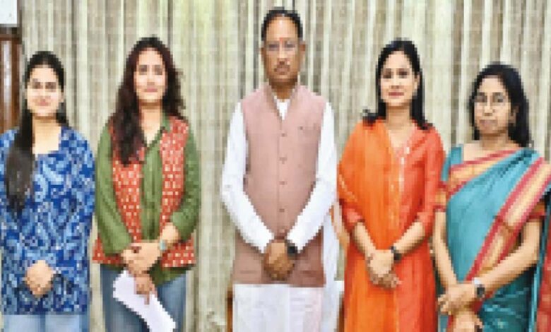 साय-ने-महिला-पत्रकारों-से-की-बातचीत:-पिता-के-निधन-के-बाद-मां-ने-निभाई-दोनों-की-भूमिका