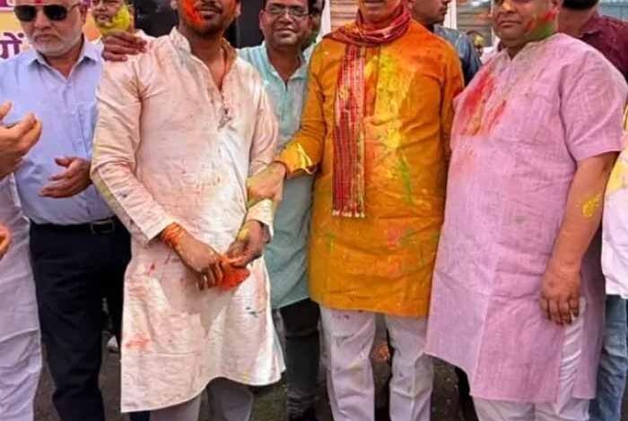 होली के रंग में कांग्रेसी नेता: जीतू पटवारी ने दिग्विजय सिंह को लगाया गुलाल, मस्ती का माहौल