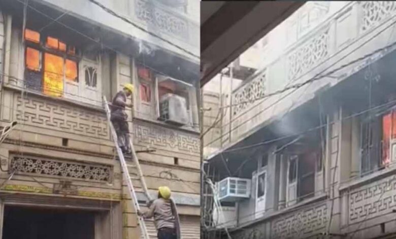 घर-में-आग-से-फटे-सिलेंडर-व-एसी-कंप्रेसर,-बाथरूम-में-बचने-घुसी-महिला-की-दम-घुटने-से-मौत