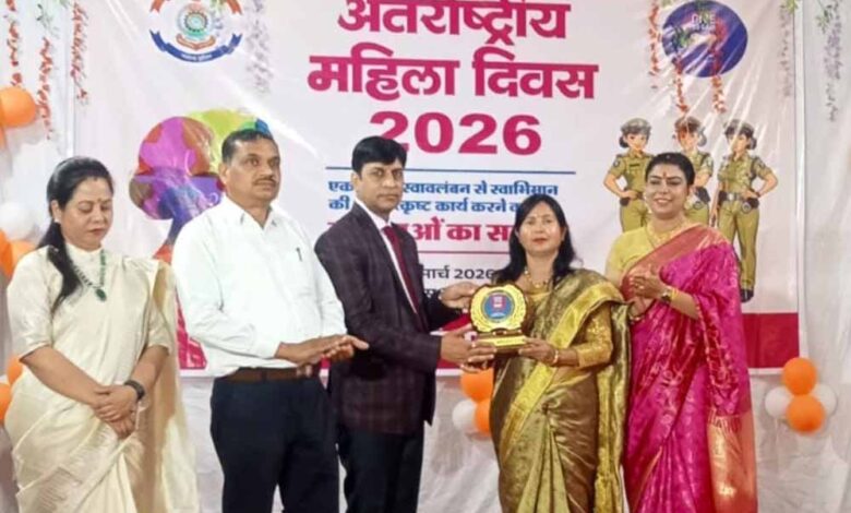 अंतर्राष्ट्रीय-महिला-दिवस-पर-कोरिया-पुलिस-ने-पत्रकार-कमरून-निशा-को-महिला-सशक्तिकरण-हेतु-किया-सम्मानित