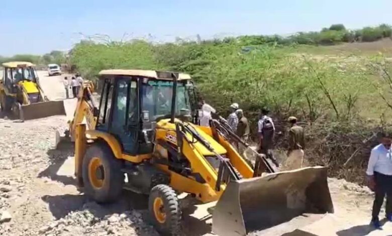 दुर्ग-में-8-करोड़-की-अफीम-खेती-का-खुलासा,-गिरफ्तार-भाजपा-नेता-के-भाई-की-दुकान-पर-चला-बुलडोजर