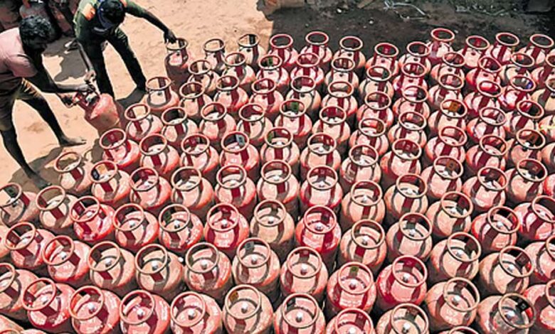 प्रदेश-में-25-दिन-का-सिलेंडर-नियम-कागजी-साबित,-महीने-बाद-ही-मिलेगा-दूसरा-सिलेंडर