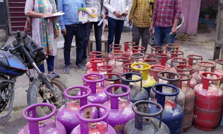 अवैध-गैस-रिफिलिंग-पर-जगदलपुर-में-बड़ी-कार्रवाई,-भारी-मात्रा-में-सिलेंडर-जब्त