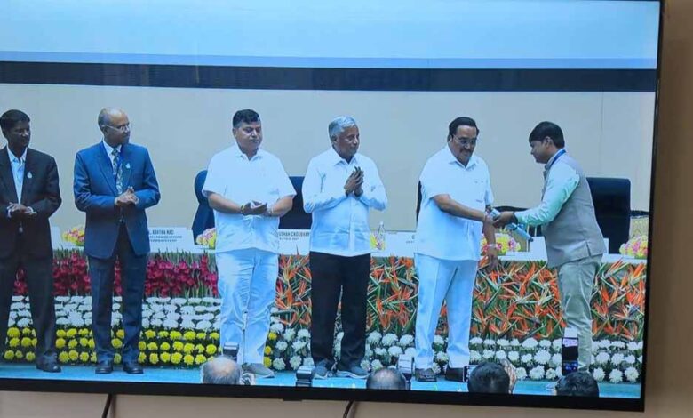 केंद्रीय-मंत्री-पाटिल-ने-नई-दिल्ली-में-मुगलिया-हाट-के-सरपंच-मारण-को-किया-सम्मानित