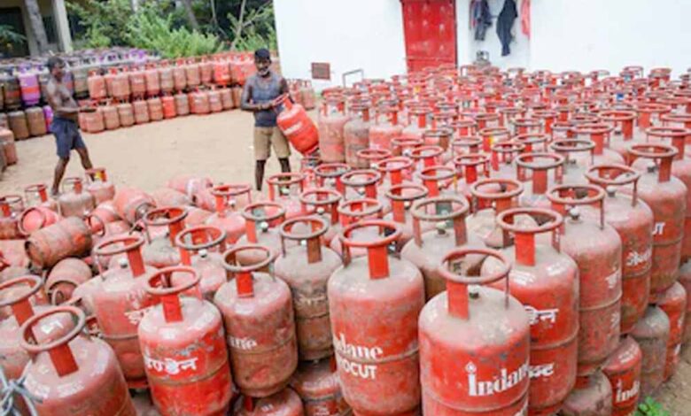 ईंधन-संकट-से-एशिया-में-हड़कंप:-कहीं-wfh-लागू,-कहीं-स्कूल-बंद,-पड़ोसी-देशों-में-हालात-बिगड़े