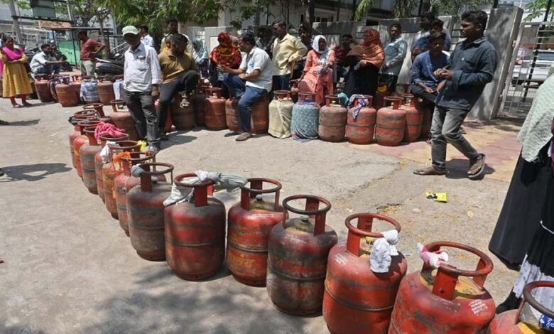 mp-में-lpg-की-किल्लत:-ऑनलाइन-बुकिंग-ठप,-सर्वर-डाउन,-एजेंसियों-के-बाहर-लंबी-कतारें