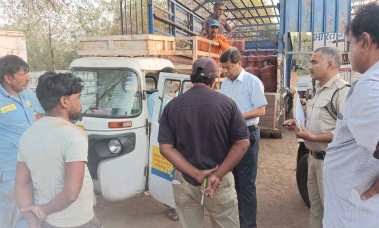 एसडीएम-एमपी-नगर-द्वारा-विनीत-गैस-एजेंसी-का-आकस्मिक-निरीक्षण,-स्टॉक-में-अनियमितता-मिलने-पर-कार्रवाई-के-निर्देश