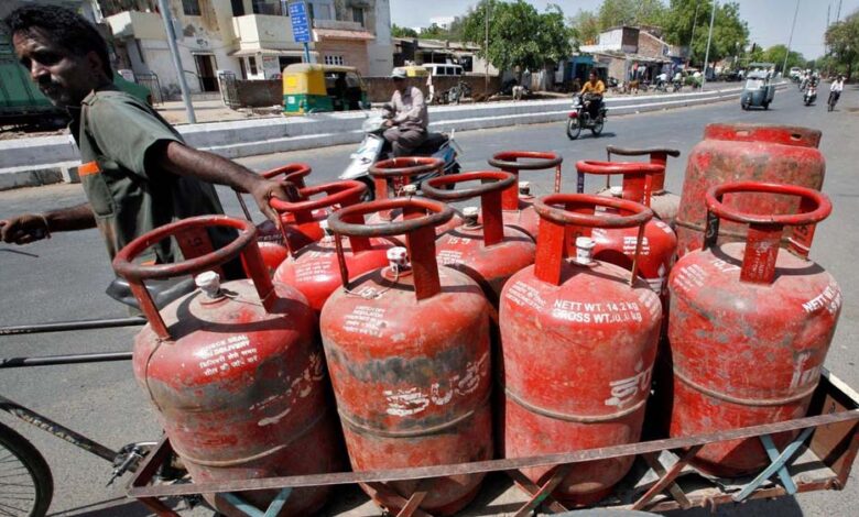 एमपी-में-lpg-संकट:-रायसेन-में-सिलेंडर-लेकर-चक्काजाम,-बुकिंग-सर्वर-ठप,-7-8-दिन-में-भी-सप्लाई-नहीं
