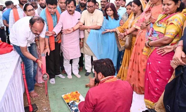 बलौदाबाजार-को-मिली-विकास-की-नई-सौगात-:-राजस्व-मंत्री-टंक-राम-वर्मा-ने-32-लाख-रुपए-से-बने-हाट-बाजार-का-का-किया-लोकार्पण