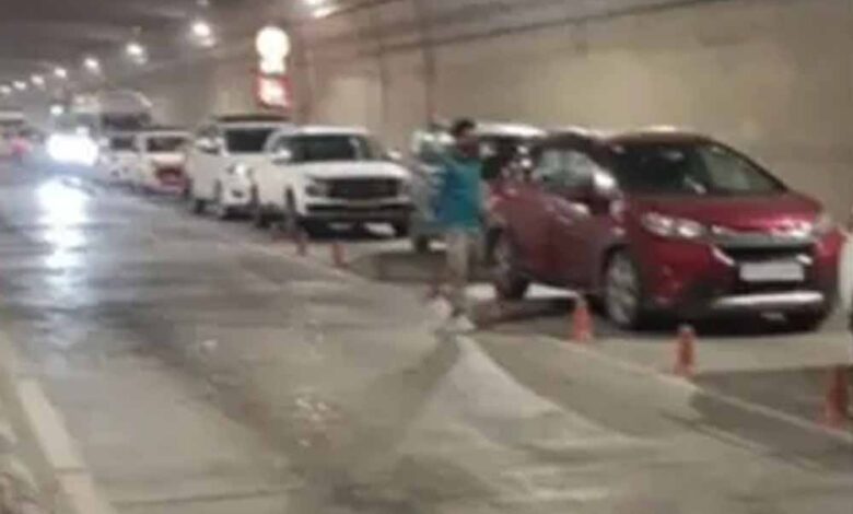 बर्फबारी-देखने-पहुंचे-पर्यटक-फंसे-मुसीबत-में,-अटल-टनल-में-सैकड़ों-वाहन-जाम;-रेस्क्यू-में-जुटी-पुलिस