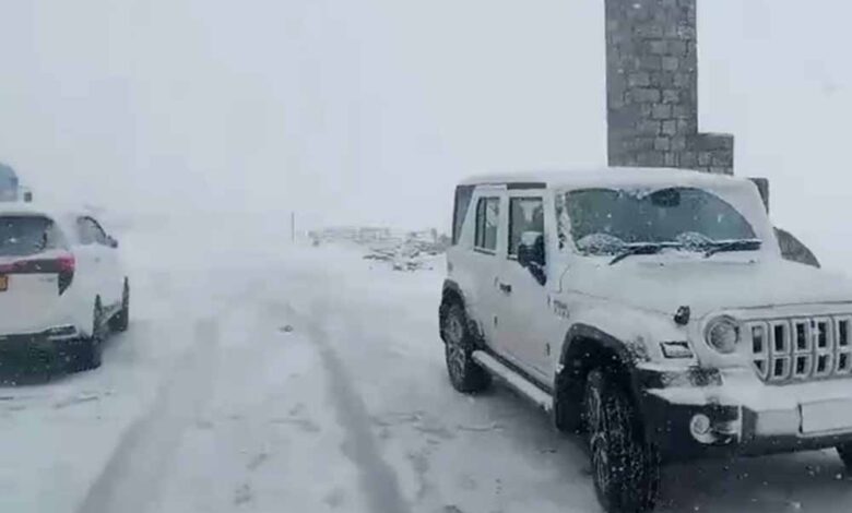 भारी-बर्फबारी-से-जम्मू-कश्मीर-की-मुख्य-सड़क-बंद,-यातायात-प्रभावित