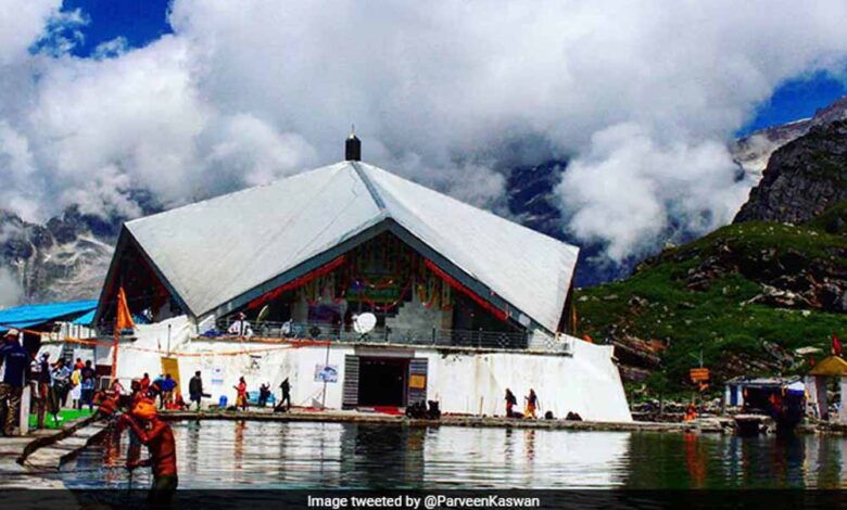 हेमकुंड साहिब के कपाट 23 मई को खुलेंगे, मंदिर परिसर में 5 फीट तक जमी बर्फ