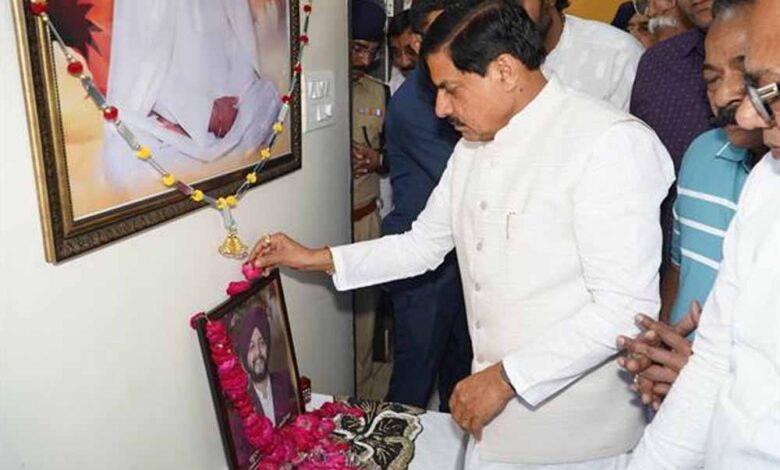 मुख्यमंत्री-डॉ.-यादव-ने-उज्जैन-में-दिवंगत-गुरकीरत-के-चित्र-पर-पुष्प-अर्पित-कर-दी-श्रद्धांजलि