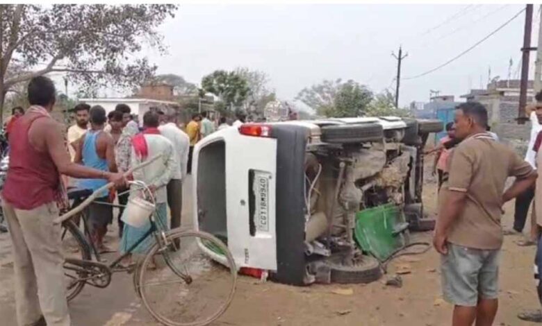 ट्रैक्टर-से-टकराई-स्कूल-वैन-पलटने-से-10-से-ज्यादा-बच्चे-–-टीचर-घायल-अस्पताल-में-इलाज-जारी