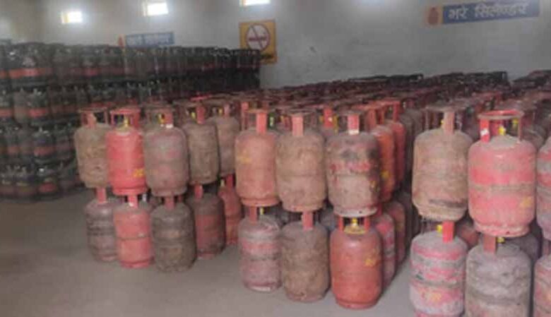 दुर्ग-में-बड़ा-एक्शन:-599-गैस-सिलेंडर-जब्त,-खाद्य-विभाग-की-ताबड़तोड़-छापेमारी