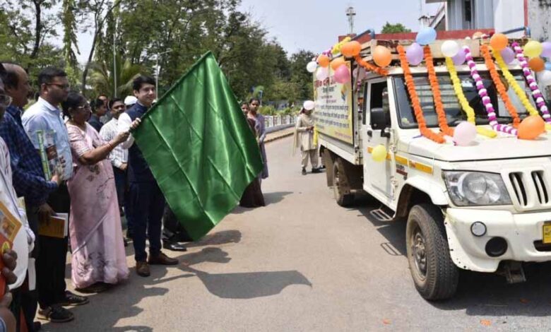 बस्तर-में-शुरू-हुआ-पुस्तक-दान-अभियान