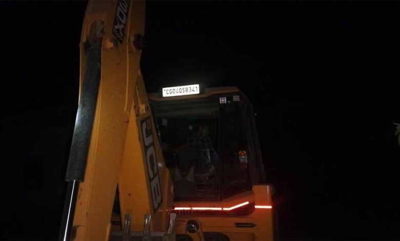 अवैध-खनन-पर-बड़ी-कार्रवाई:-11-हाइवा,-2-जेसीबी-और-चैन-माउंटेन-मशीन-जब्त