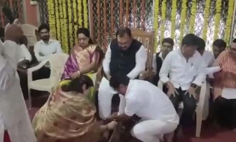 सीएम-दिखाते-थे-हाथ,-महिला-आयोग-अध्यक्ष-धोती-थीं-पैर:-गिरफ्तार-ज्योतिषाचार्य-का-था-बड़ा-रसूख