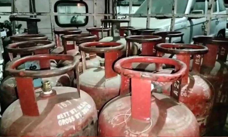 गैस-एजेंसी-पर-छापा:-जांच-में-गड़बड़ी-उजागर,-961-भरे-खाली-सिलेंडर-जब्त