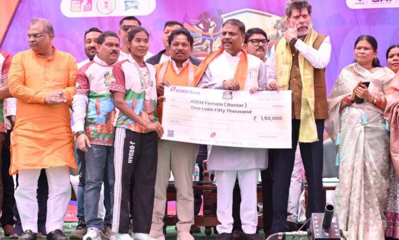 कुसुम-ने-दृढ़-इच्छाशक्ति-और-कठिन-परिश्रम-से-बस्तर-हेरिटेज-मैराथन-में-लहराया-जीत-का-परचम