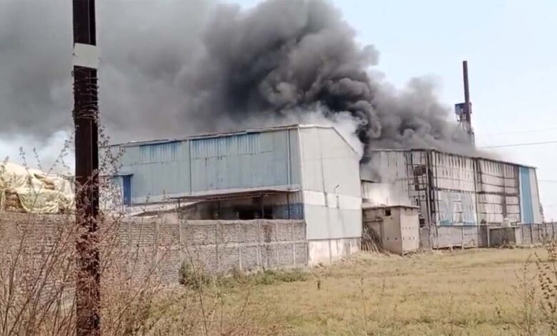 राइस-मिल-में-लगी-भीषण-आग,-काबू-पाने-में-जुटी-फायर-ब्रिगेड-और-स्थानीय-लोग