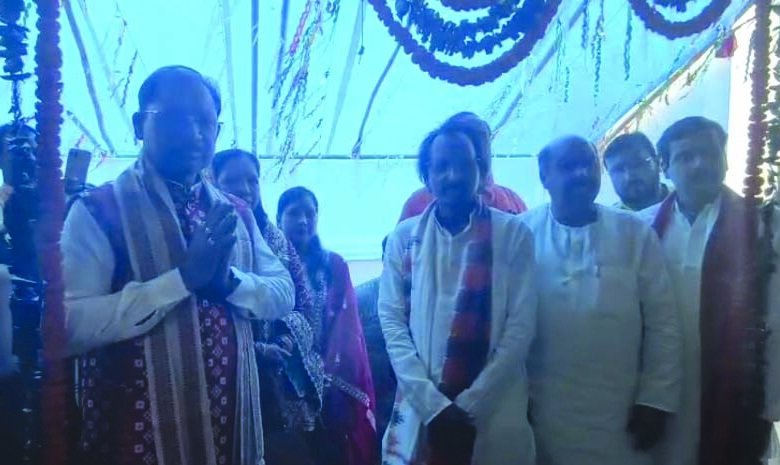 नुआपाड़ा-में-मुख्यमंत्री-विष्णुदेव-साय-ने-किए-वैष्णो-देवी-मंदिर-के-दर्शन,-परिवार-संग-दिखे