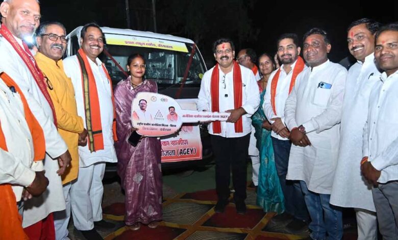 कबीरधाम-में-‘दीदियों’-ने-संभाली-स्टीयरिंग,-उपमुख्यमंत्री-शर्मा-बने-पैसेंजर