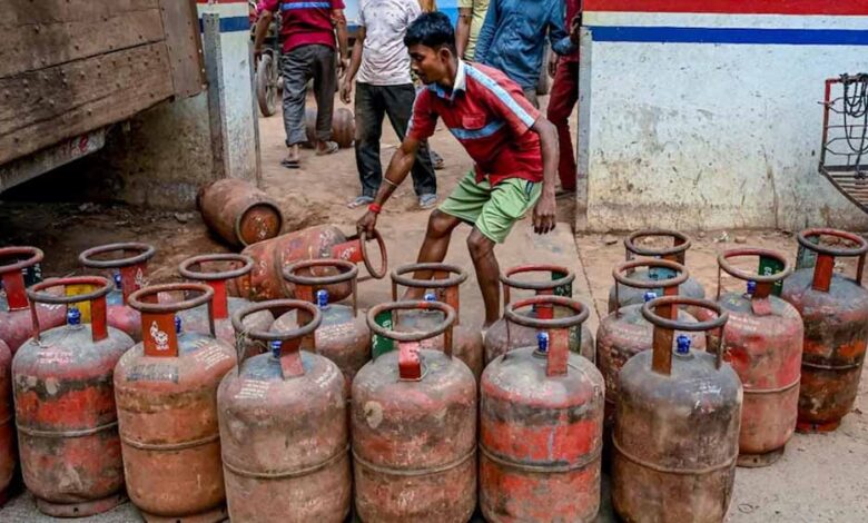 देश-में-गैस-रिफाइनरियां-फुल-कैपेसिटी-पर,-18,700-टन-कमर्शियल-lpg-सप्लाई-से-बढ़ी-राहत