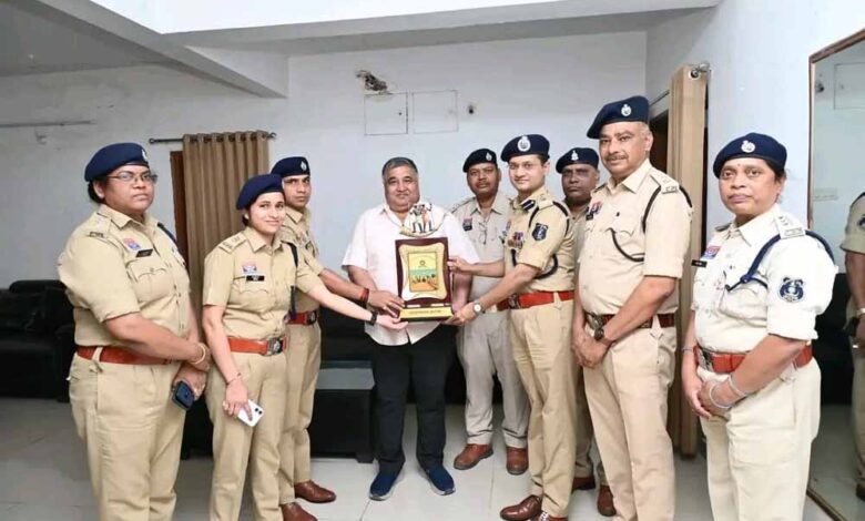 कैबिनेट-मंत्री-राजेश-अग्रवाल-ने-चंदखुरी-स्थित-राज्य-पुलिस-अकादमी-में-प्रशिक्षण-प्राप्त-कर-रहे-युवा-पुलिस-अधिकारियों-से-की-मुलाकात