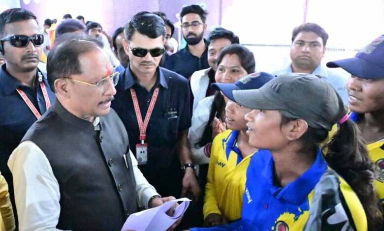 इचकेला की बेटियों ने क्रिकेट में रचा इतिहास, मुख्यमंत्री साय ने किया सम्मानित, किट देकर बढ़ाया हौसला