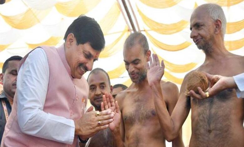 मुख्यमंत्री-डॉ.-यादव-ने-महावीर-जयंती-पर-श्रमण-मुनि-108-संभव-सागर-जी-महाराज-का-आशीर्वाद-प्राप्त-किया