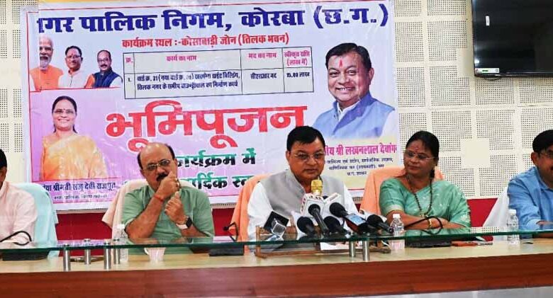 उद्योग-मंत्री-देवांगन-ने-तिलक-नगर-में-बाउण्ड्रीवाल-निर्माण-कार्य-का-किया-भूमिपूजन