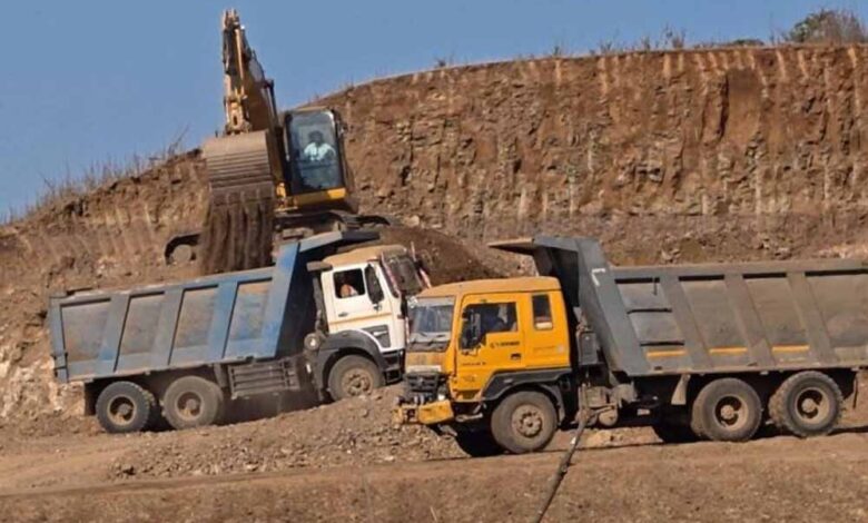अवैध-खनन-पर-बड़ी-कार्रवाई:-छापेमारी-में-मुरूम-गिट्टी-से-भरी-गाड़ियां-जब्त