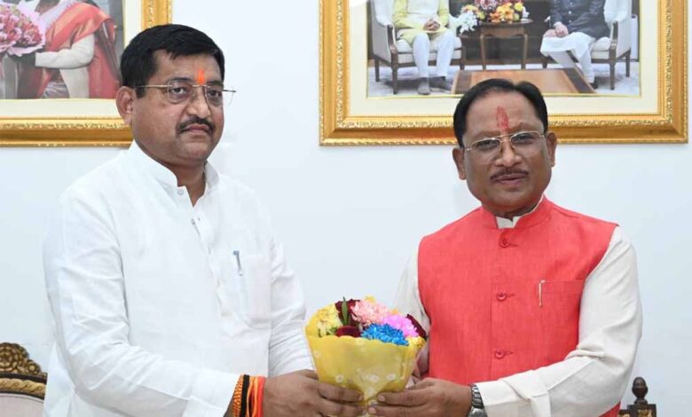 मुख्यमंत्री-से-उत्तरप्रदेश-के-राज्यमंत्री-रामकेश-निषाद-ने-सौजन्य-मुलाकात-की