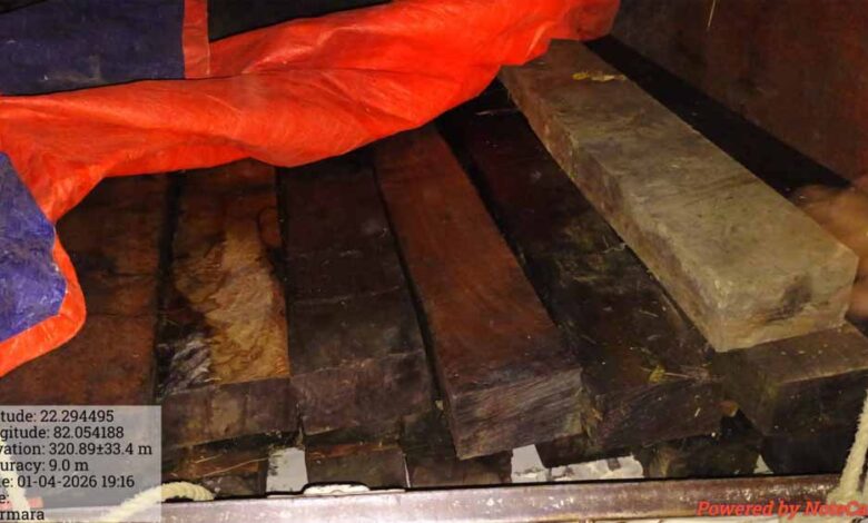 लकड़ी-के-अवैध-परिवहन-पर-कार्रवाई,-पिकअप-वाहन-जब्त-वन-विकास-निगम-की-गश्त-से-मिली-सफलता