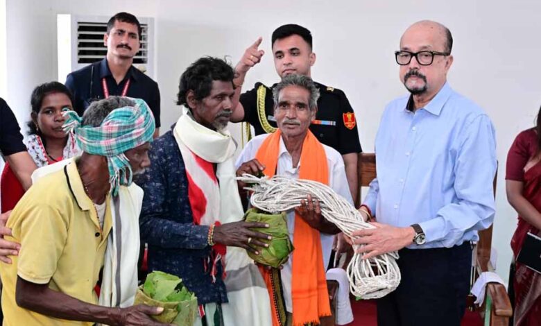 राज्यपाल-रमेन-डेका-ने-ग्राम-बेहराखार-जाकर-विशेष-पिछड़ी-जनजाति-बिरहोर-समुदायों-से-की-आत्मीय-मुलाकात