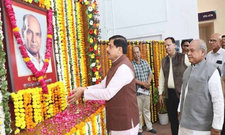 मुख्यमंत्री-डॉ.-यादव-ने-विधानसभा-के-पूर्व-अध्यक्ष-यज्ञदत्त-शर्मा-की-जयंती-पर-पुष्पांजलि-अर्पित-की